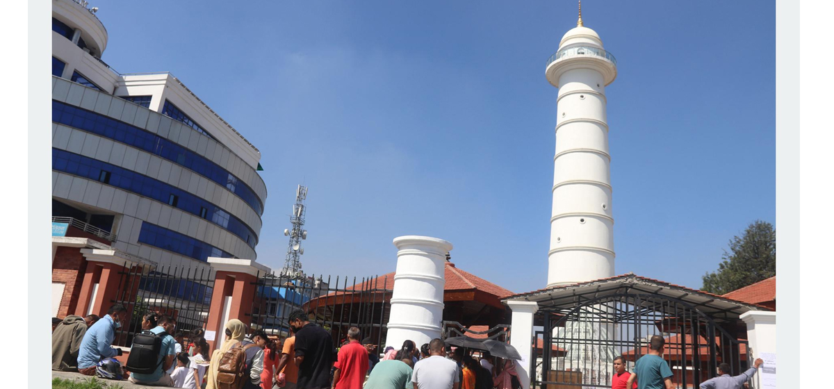 धरहरा चढ्न सुन्धारामा सर्वसाधारणको लाइन