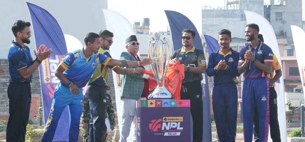 एनपीएलको उद्घाटन खेलमा जनकपुरले फिल्डिङ गर्दै विराटनगर ब्याटिङमा