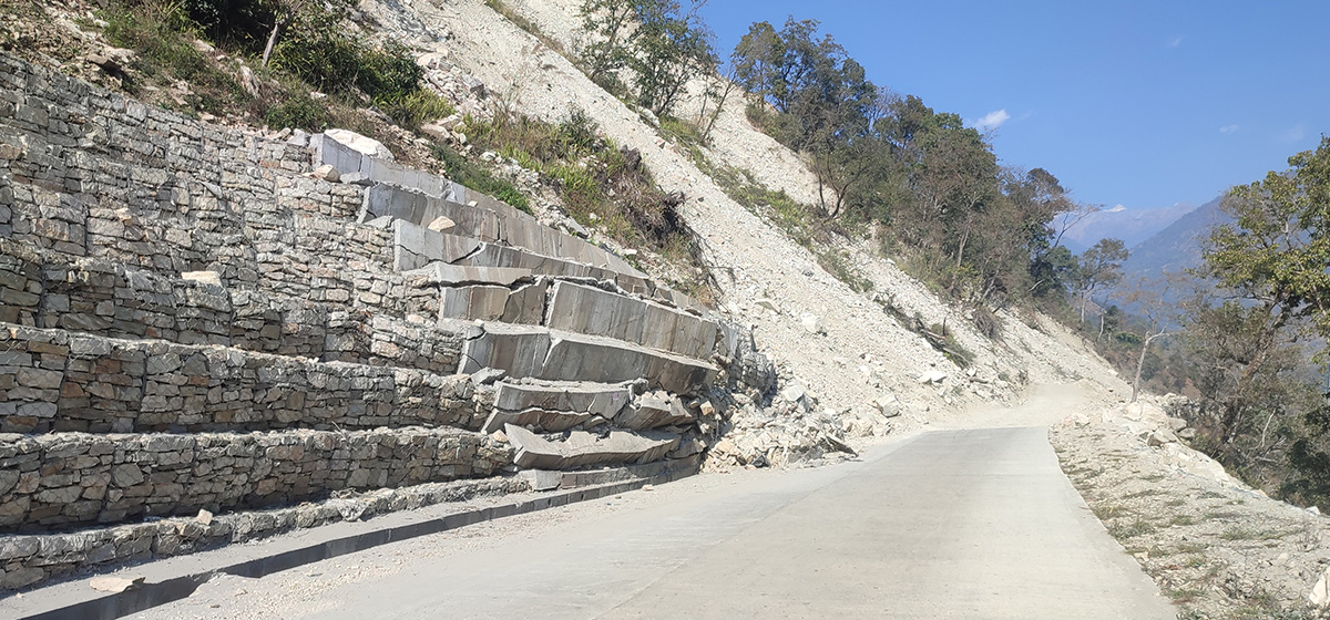 खरखरे भिरको पहिरो रोकथाममा ढिलाइ, जोखिम बढ्यो