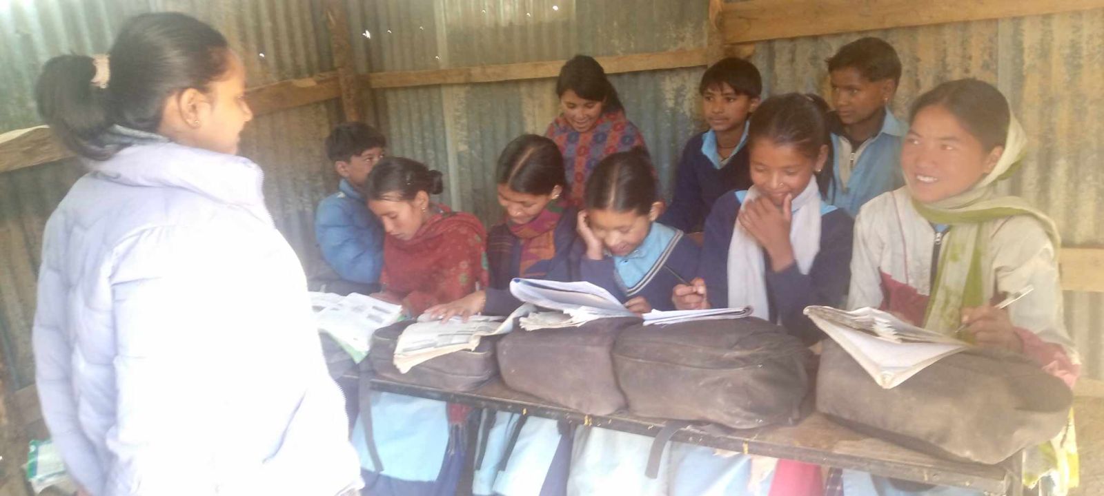 भवन अभावः टहरामै ‘भविष्य’ खोज्दै सयौँ विद्यार्थी