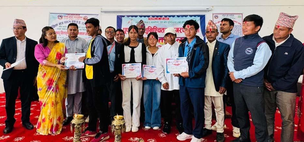 हलेसी तुवाचुङले दियो नगरमा उत्कृष्ट हुने विद्यार्थी तथा विद्यालयलाई नगद पुरस्कार