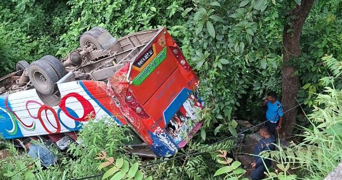 तनहुँको ऐना पहरामा यात्रुवाहक बस दुर्घटना - nagariknews.nagariknetwork.com