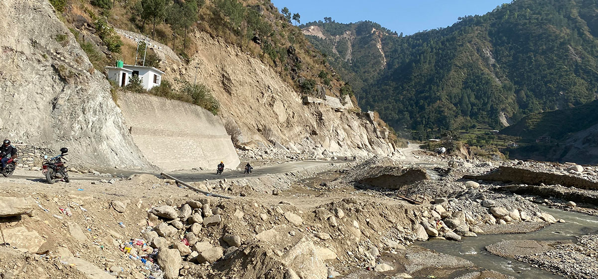 क्षतिग्रस्त बिपी राजमार्गमा अस्थायी सडक बनाइँदै