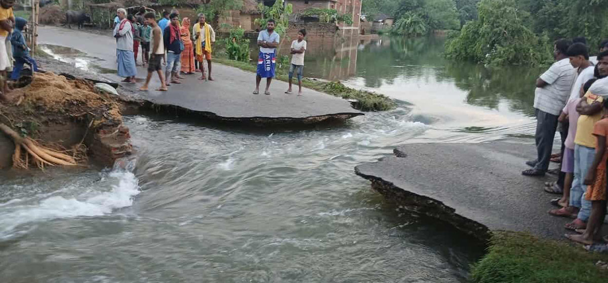 सडक बाढीले बगाएपछि यातायात अवरुद्ध