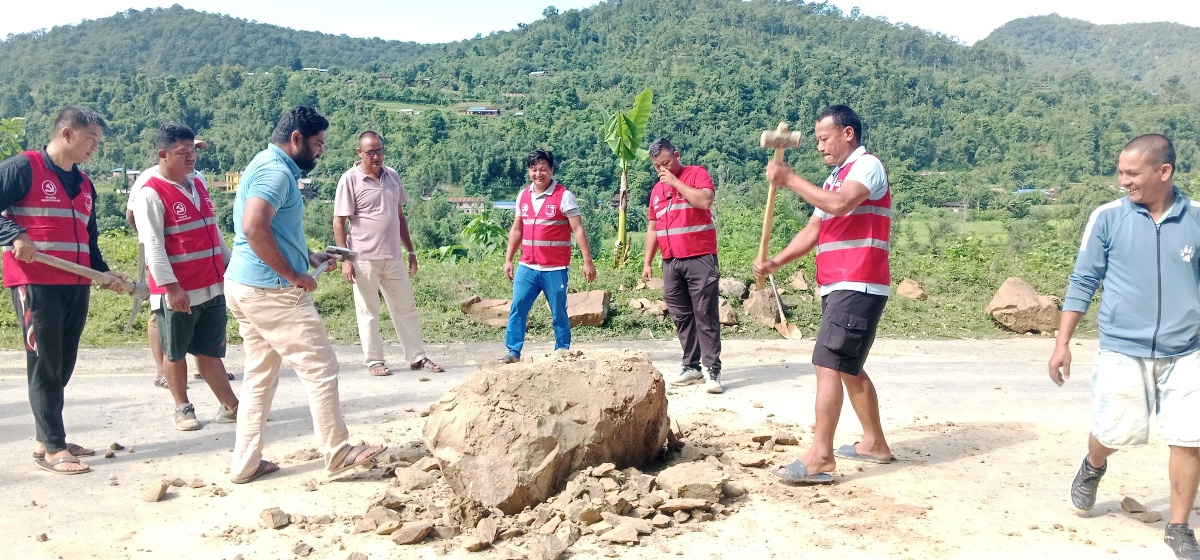 वाईसिएलले मदन भण्डारी लोकमार्गको पहिरो हटायो