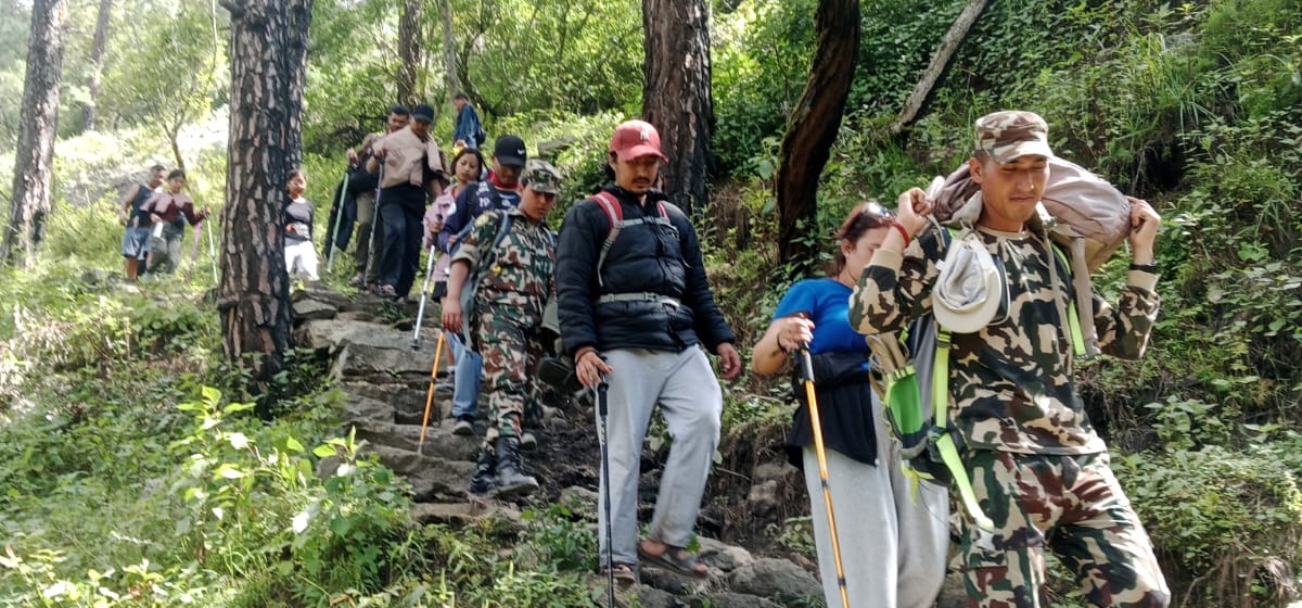 गोसाइँकुण्डमा १२ पदयात्रीको उद्धार, चारको खोजी जारी