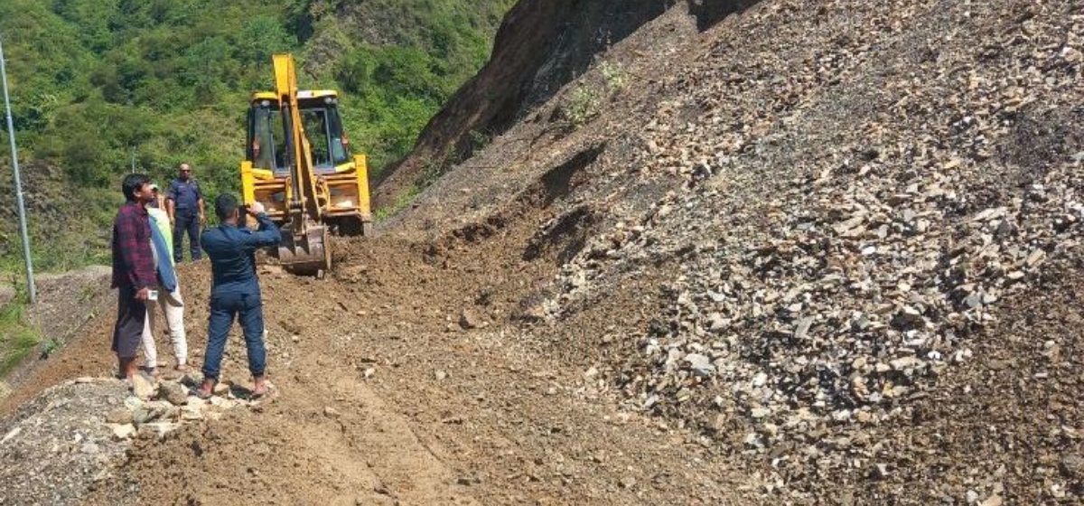 पहिरो हटाएर सिद्धिचरण लोकमार्ग सुचारु