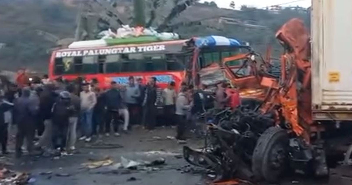 ब्रेक फेल भएको ट्रकले ठक्कर दिँदा धादिङको धुनिबेसीमा ७ सवारी दुर्घटना