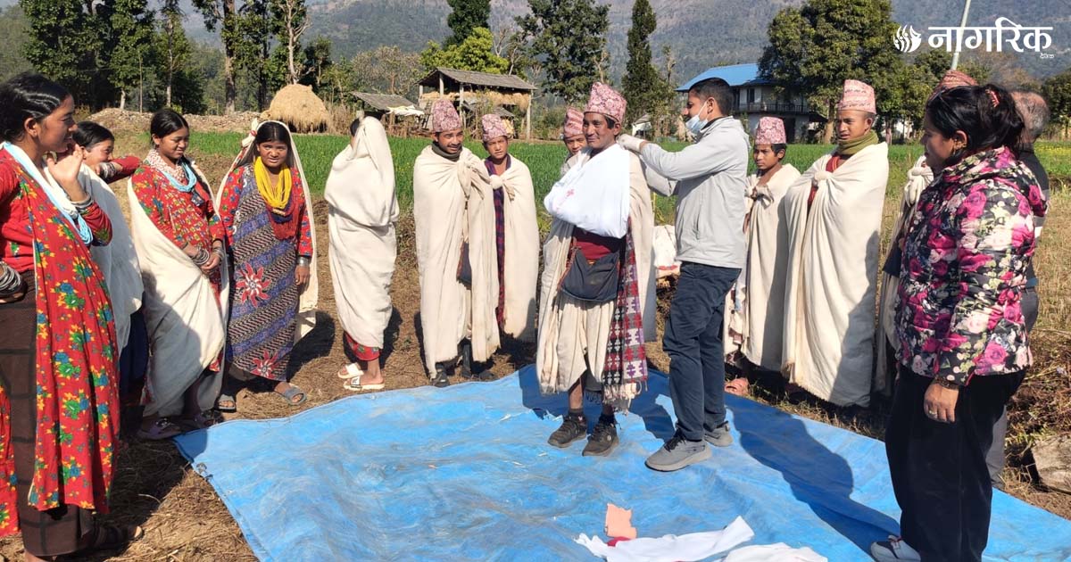 प्राथमिक स्वास्थ्य उपचार तालिम लिँदै राउटे