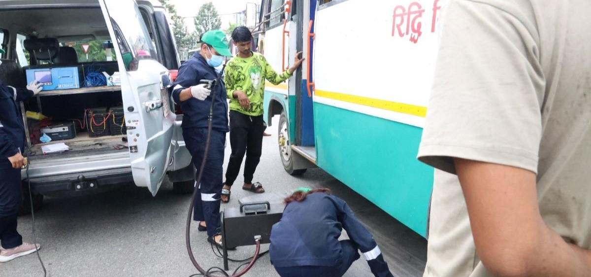 काठमाडौंमा सवारी प्रदूषण परीक्षण, मापदण्ड नपुगेका थप पाँच सवारीमाथि कारबाही