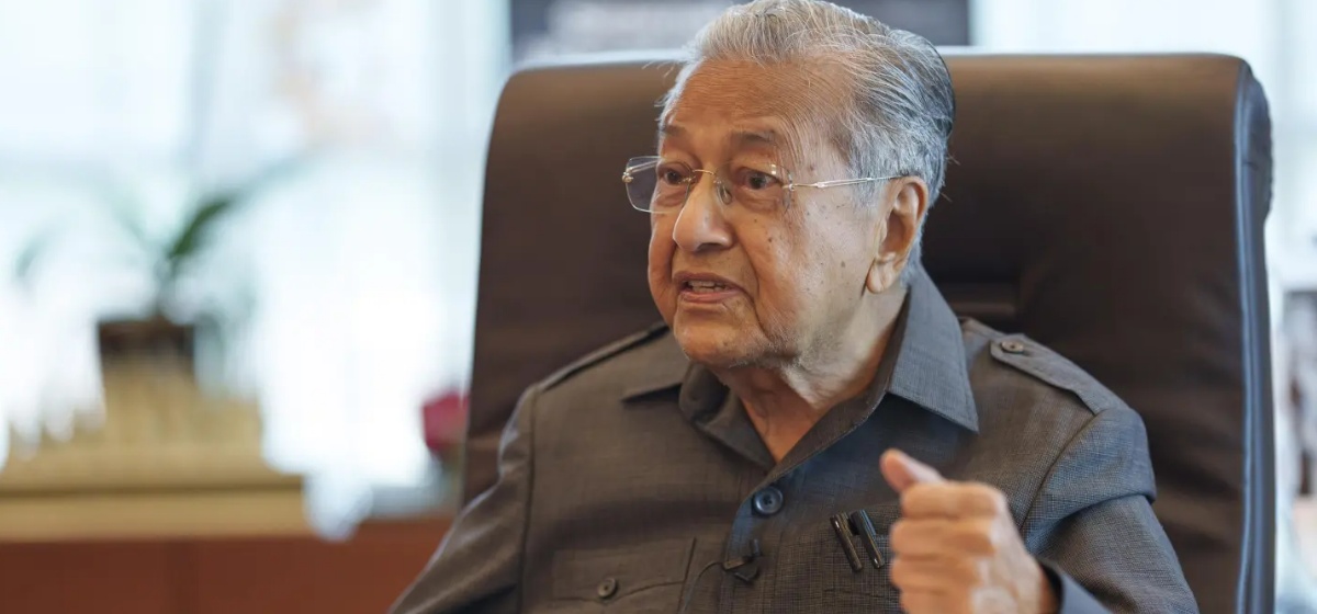 मलेसियाका पूर्वप्रधानमन्त्री महाथिर घरमै लडे, अस्पताल भर्ना