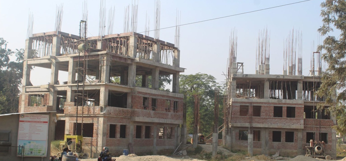 ठेकेदारको लापरबाहीले चार स्थानीय तहका प्रशासनिक भवन अलपत्र