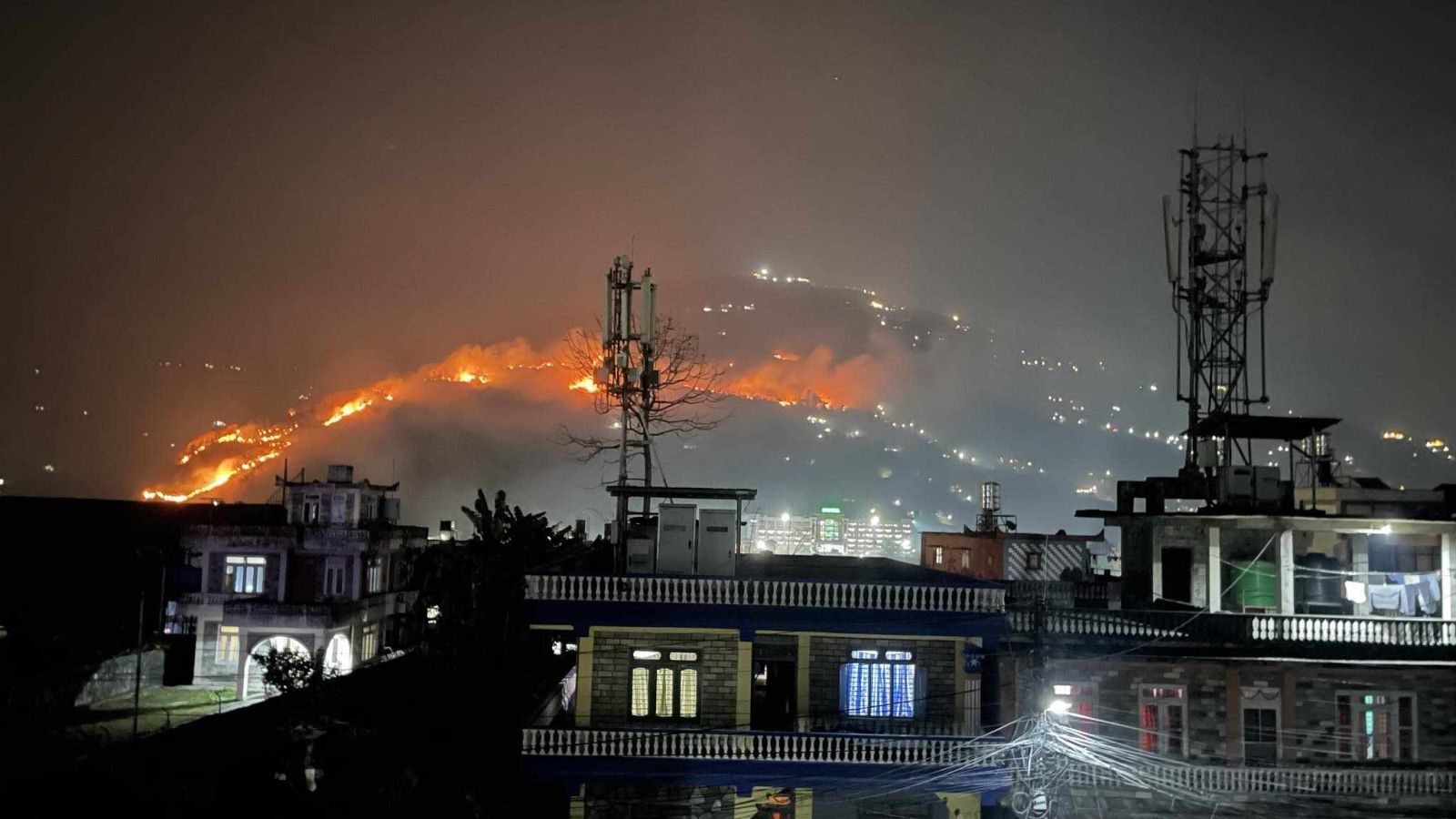 पोखराको काहुँमा भीषण आगलागी पोखराको काहुँमा भीषण आगलागी