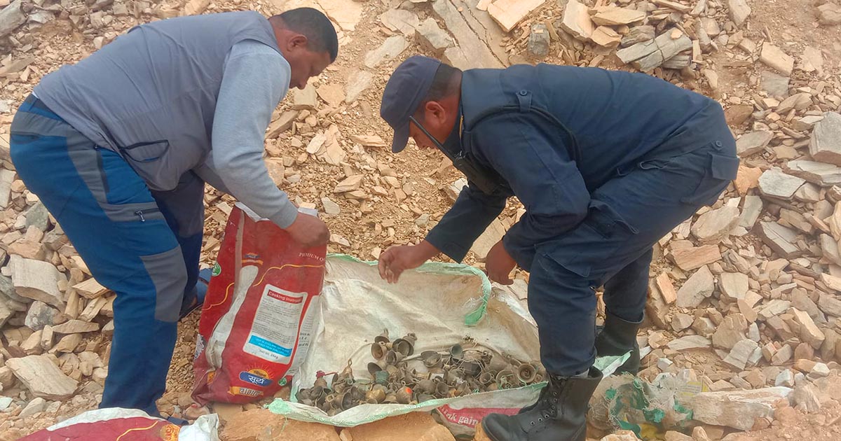 मन्दिरका घण्टीहरु सडकमा यत्रतत्र फेला