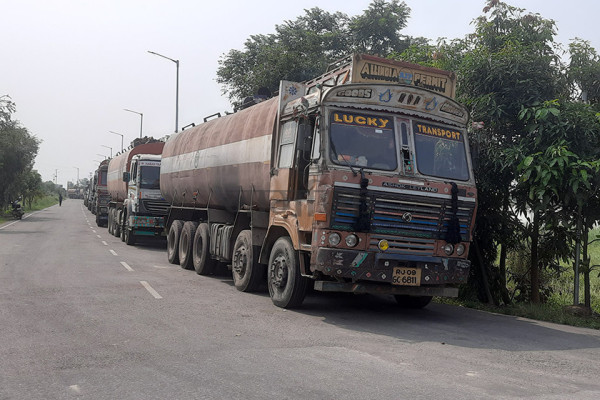 पेट्रोलियम पदार्थ आयात निरन्तर उकालो