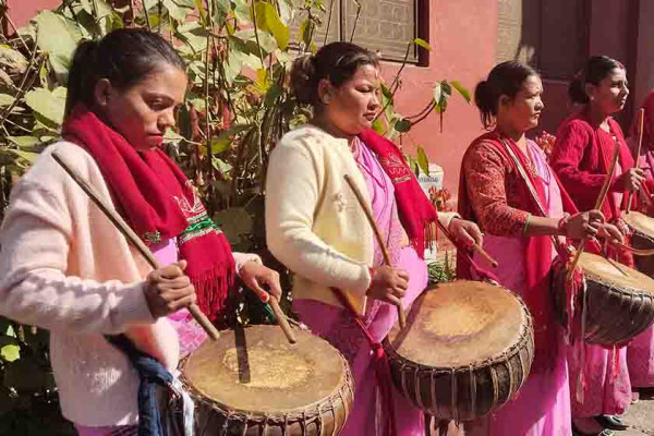 महिला समूहलाई नौमती बाजा बजाउन भ्याइनभ्याई