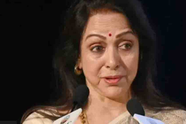 धर्मेन्द्रलाई पद्म विभूषण प्रदान गरिँदा हेमा मालिनीको प्रतिक्रियाः मलाई अत्यन्त गर्व छ