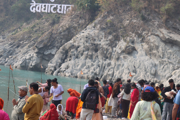 देवघाटलाई प्लास्टिकमुक्त बनाइँदै