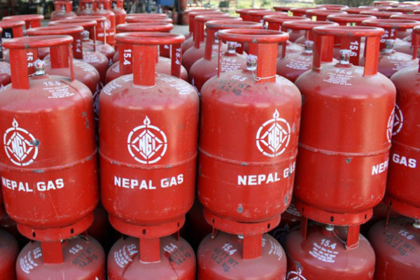 आयल निगमले भन्यो- काठमाडौंमा ग्यासको अभाव छैन, अनावश्यक भण्डारण नगर्नू