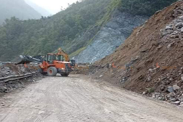 नारायणगढ–मुग्लिन सडक खण्ड : पहिरो पन्छाउन तीन ठाँउमा एक्साभेटर राखियो