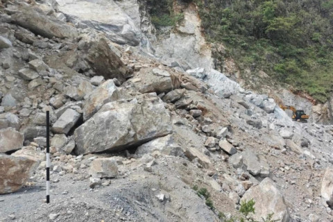 पहिरोले मध्यपहाडी लोकमार्ग अवरुद्ध