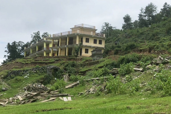 पहिरोबाट भाग्दा भाग्दै पहिरोकै मुखमा विद्यालय