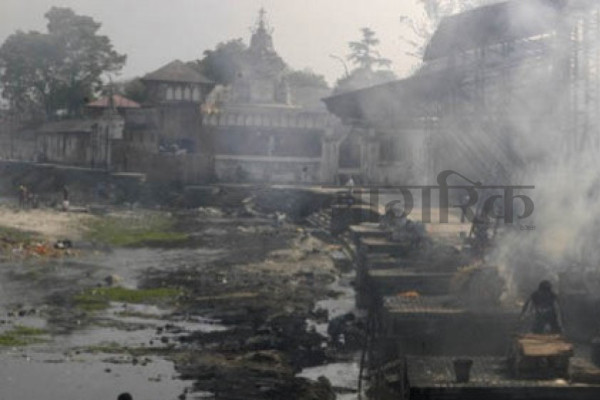 पशुपतिमा जलिरहेको शवबाट हड्डी निकाल्ने दुई जनालाई हिरासतमा पठाइयो