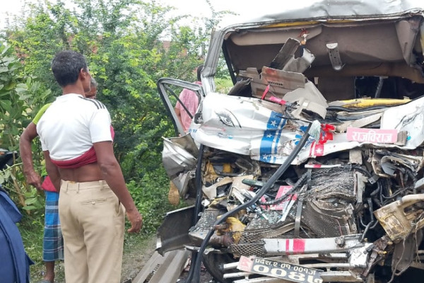 पूर्वपश्चिम राजमार्गमा बस र माइक्रो ठोक्किँदा तीनको मृत्यु, १५ घाइते