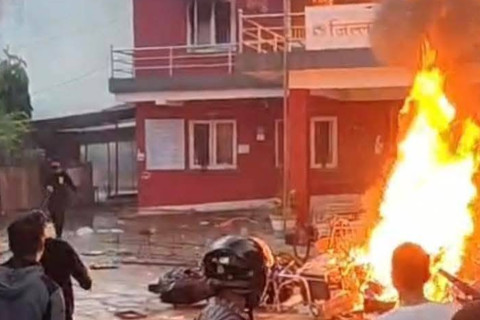 तनहुँका सरकारी कार्यालयमा आगजनी र तोडफोड