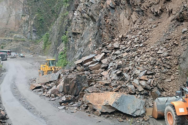 मुग्लिन-मलेखु सडकको काम तीन वर्षमा ३७ प्रतिशत मात्र
