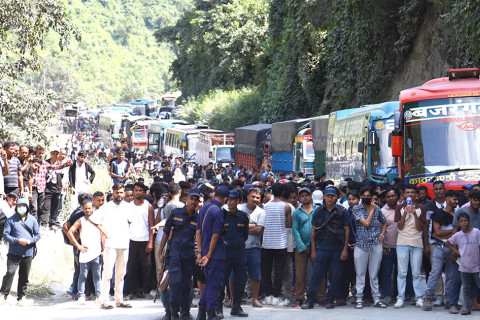 तुइन खोला पहिरोः पोखरा–काठमाडौं सडक समेत प्रभावित