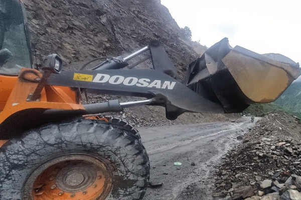 मुग्लिन–मलेखु सडकमा तीन ठाउँको भित्तो काटिँदै