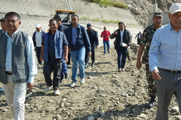 मन्त्री घिसिङद्वारा क्षतिग्रस्त विपी राजमार्ग अवलोकन