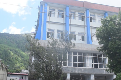 अस्पताल भवन निर्माणमा ढिलाइ हुँदा उपचार सेवा प्रभावित