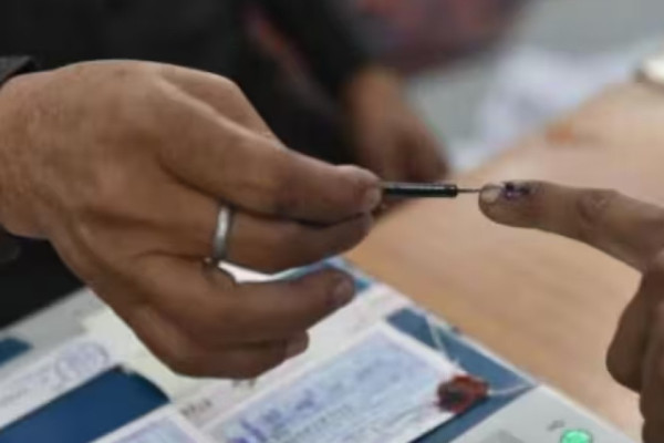 सरकारी कागजात देखाएर मतदान गर्न पाइने