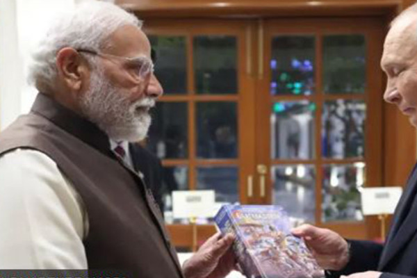 रुसी राष्ट्रपति पुटिनलाई मोदीले उपहारमा दिए गीता