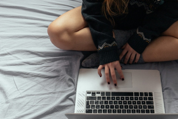 उमेर लुकाउने १८ वटा वयस्क साइटलाई १९ करोड जरिवाना