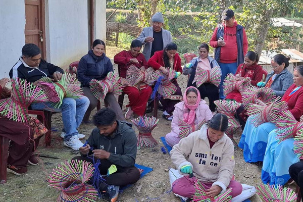 आफ्नै ठाउँमा व्यावसायिक बन्न मुढा बनाउने सीप सिक्दै दिक्तेलका महिला