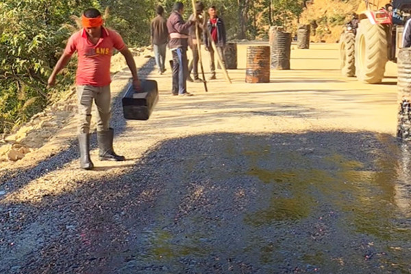 वालिङ–हुवास सडक धमाधम कालोपत्र हुँदै