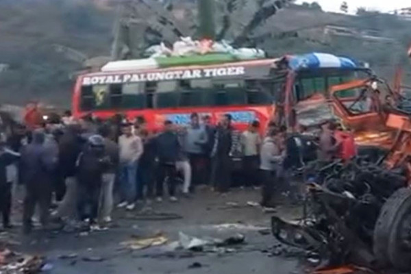 ब्रेक फेल भएको ट्रकले ठक्कर दिँदा धादिङको धुनिबेसीमा ७ सवारी दुर्घटना