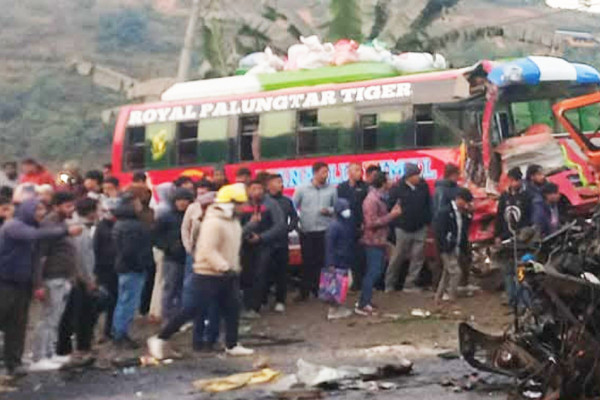 ब्रेक फेल भएको ट्रकले ठक्कर दिँदा धादिङको धुनिबेसीमा ७ सवारी दुर्घटना