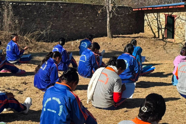 घाम ताप्दै पढ्दै विद्यार्थी, गाउँमै कोचिङ कक्षा चलाइँदै