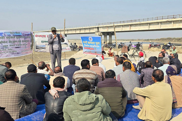 कुलमानको प्रतिवद्धता नपत्याएका स्थानीयले कमला पुल बनाउन चन्दा उठाउँदै