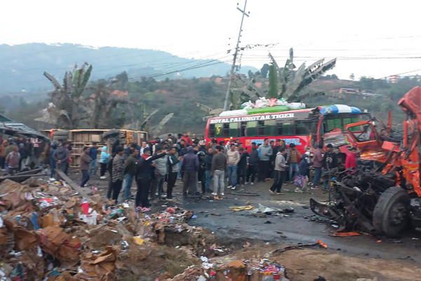 धादिङमा ७ सवारी आपसमा ठोक्किँदा यी हुन् घाइते भएका ३५ जना (नामसहित)