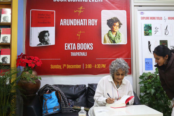 अरुन्धति रोय काठमाडौंमा: अटोग्राफसँगै साटिए मुस्कान र शब्दहरू