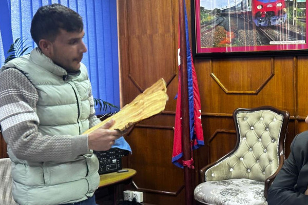 मुगुमा ९५ प्रतिशत जनता अन्धकारमा: कुलमानलाई ‘झरो’ उपहार दिएर गराए ध्यानाकर्षण