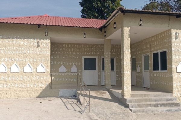 भरतपुर महानगरले शौचालयमा थारू कला राखेकोमा विरोध