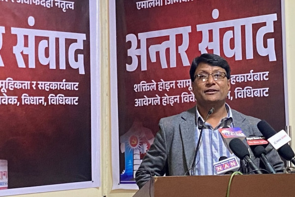 ओली असक्षम छन्, एमालेले अब बोकेर हिँड्दैन : नेता मानन्धर