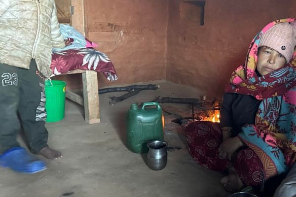 गर्भवती बोक्ने पुरुष नै छैनन् : महिलाले ‘स्ट्रेचर’मा बोकेर टाढाको बर्थिङ सेन्टर पुर्याउँछन्