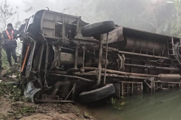 डडेल्धुराबाट काठमाडौं जाँदै गरेको बस दाङमा दुर्घटना, २२ जना घाइते